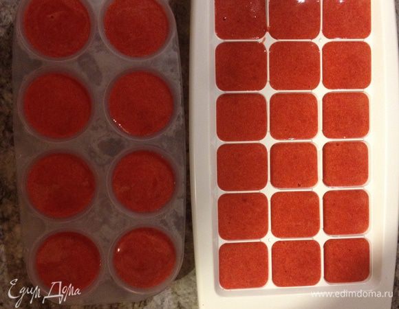 Берем удобную формочку для застывания, кладем в нее вощеную бумагу, сверху заливаем нашу клубничную массу. Разравниваем и ставим в прохладное место на 5-6 часов для застывания. Я делала на ночь и использовала формочки для льда.