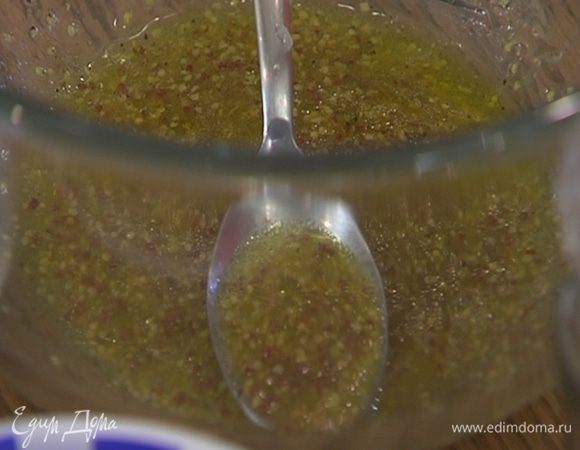 Приготовить заправку: соединить горчицу, лимонный сок, посолить, поперчить и, непрерывно перемешивая, влить оливковое масло.