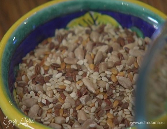 Все семечки — и для панировки, и для салата — перемешать.