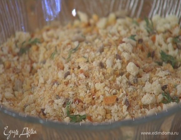 Приготовить панировку: хлеб подсушить в духовке, затем измельчить в блендере в мелкую крошку, добавить листья тимьяна, всыпать 1 ст. ложку смеси семечек, все перемешать.