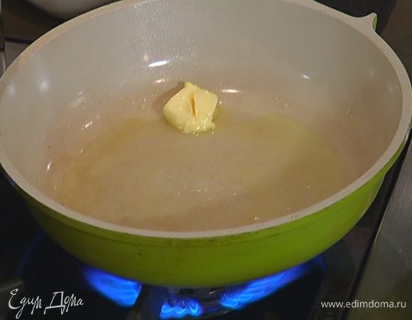 Разогреть в сковороде оливковое и сливочное масло.