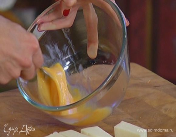 Яйцо взбить вилкой.