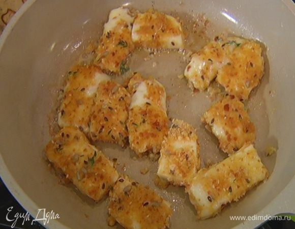 Нарезанный сыр окунуть в яйцо, затем обвалять в панировке и обжарить в разогретом масле со всех сторон до золотистой корочки.