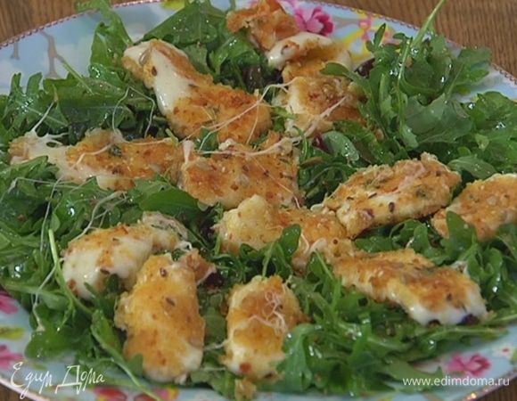 Сверху разложить обжаренный сулугуни.