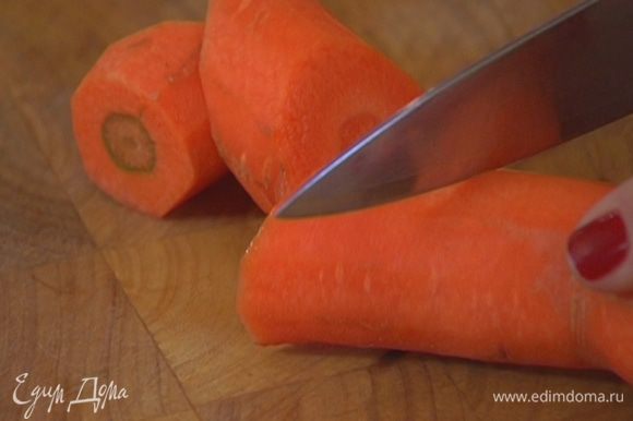 Морковь и лук почистить и нарезать крупными кусками.