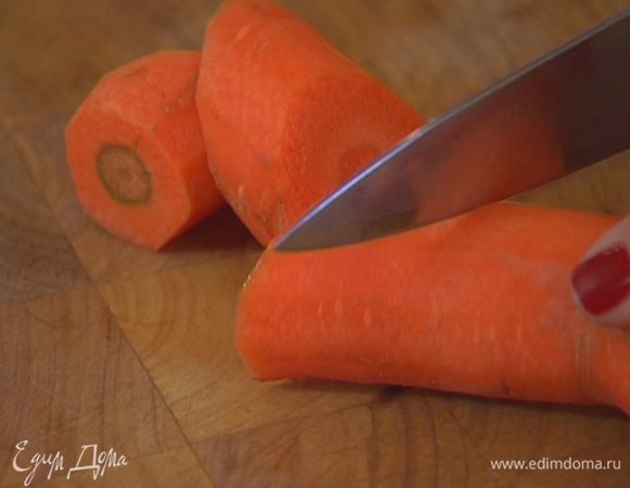 Морковь и лук почистить и нарезать крупными кусками.