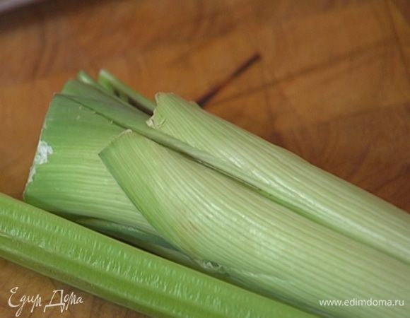 Лук-порей слегка надрезать вдоль стебля, не прорезая насквозь.