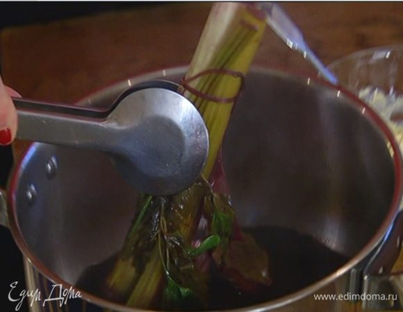 Снять соус с огня, удалить лук-порей с сельдереем и лавровый лист.