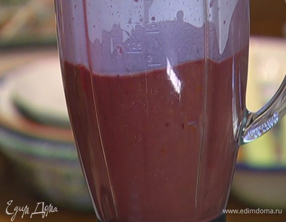 Перелить получившуюся массу в кастрюлю с овощами, все перемешать, затем взбить в блендере до однородного состояния.