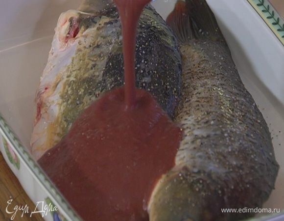 Рыбу посолить и поперчить со всех сторон, выложить в жаропрочную керамическую форму, залить винным соусом и отправить в разогретую духовку на 25–30 минут.
