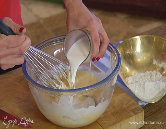 Всыпать немного муки, влить небольшую порцию предварительно охлажденного молока и вымешать венчиком, затем постепенно вмешать оставшуюся муку и молоко.