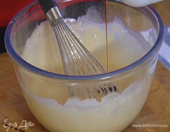 Добавить 1 ст. ложку оливкового масла, 2/3 сахара, ванильный экстракт и перемешать.