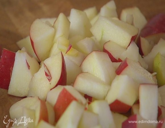 Яблоки, удалив сердцевину, нарезать крупными кусочками.
