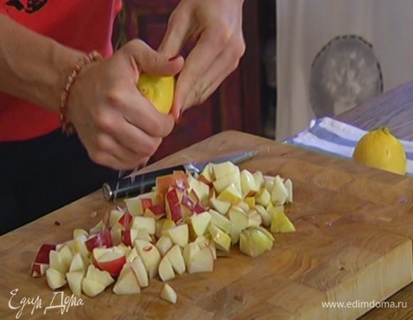 Из половинки лимона выжать сок и полить яблоки.