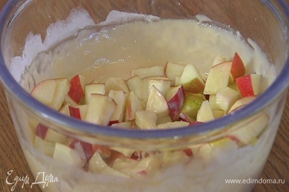Добавить яблоки в тесто, всыпать оставшийся сахар, все перемешать.
