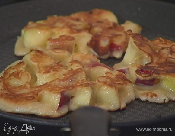 Разогреть в блинной сковороде оставшееся оливковое масло и пожарить небольшие блинчики с обеих сторон до золотистой корочки.