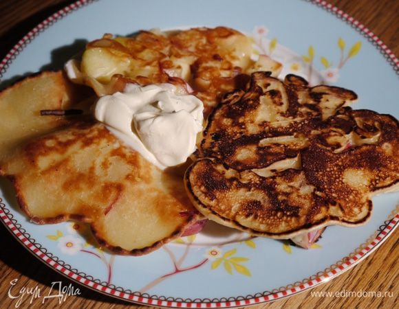 Подавать блинчики со сметаной.