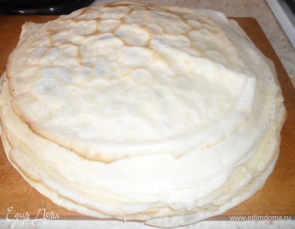 Не буду рассказывать как замесить тесто на блины, это и так все знают, только скажу что в этот раз я вместо молока использовала воду, ну и растительное масло добавить к тесту в самом конце. Нажарить блинов.