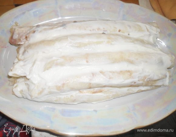  С вишни, у меня замороженная без косточек, сцедить сок  и смешать с сахаром, количество сахара по вкусу.   Сметану взбить с сахарной пудрой (не долго) и добавить загуститель для сметаны. В ингредиентах указала для сливок, так как для сметаны  там нет. На блин выкладываем вишню, сворачиваем трубочкой и складываем пирамидой на блюдо, перемазывая каждый слой сметаной.