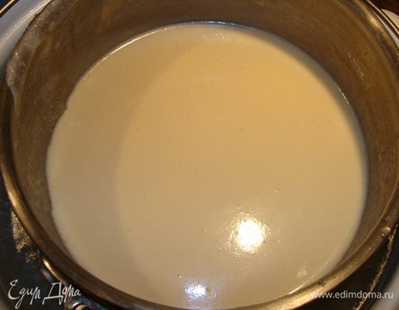 Добавим мед, коньяк, соду, мягкое сливочное масло. Поставим все на водяную баню. Нагреем до кипения. Греем смесь около 10 минут. Полученная масса побелеет от взаимодействия меда и соды.