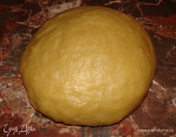 Затем просеиваем туда муку около 400 г, автор указывал 300 г, но у меня ушло больше. Замешиваем не очень густое тесто. Затем на припыленный мукой стол выкладываем тесто, добавляем еще около 100 г муки. Тесто получается эластичным. Почти не липнет к рукам.