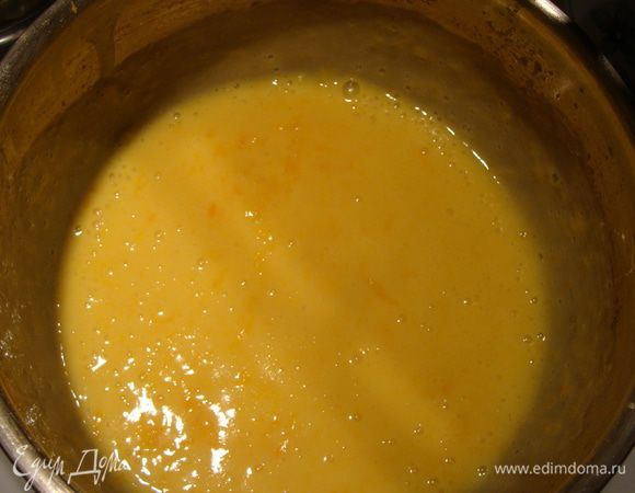 Готовим цитрусовый курд. Снять цедру с апельсина и лимона. Выжать сок. Добавить желтки, крахмал и сахар. Всю смесь ставим на средний огонь. Варим помешивая, до загустения. Ставим охлаждаться.