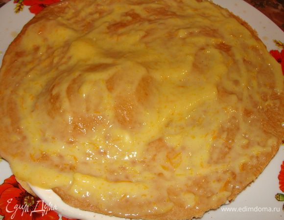 Заварим чай, смешаем сахаром и коньяком. Собираем торт. Пропитываем каждый корж заваркой с помощью силиконовой кисточки. Затем покрываем слоем курда. Затем покрываем сметанным кремом. ( Сметану я предварительно отвешиваю 2-3 часа. Кладу ее в дуршлаг, застеленный марлей, жидкость стекает, остается густая масса, в которую добавляем сахар и ванилин, тщательно перемешиваем или взбиваем миксером).