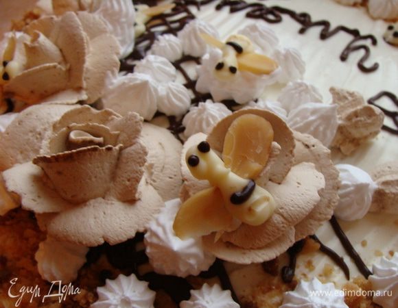 Верхний корж покрываем только сметанным кремом. Бока смазыть обильно сметаной и посыпать измельченными обрезками. Из черного и белого шоколада я сделала пчелок. Вставила в мягкий шоколад листика из миндаля, и отправила их в морозилку. Розочки сделала из кондитерских сливок.