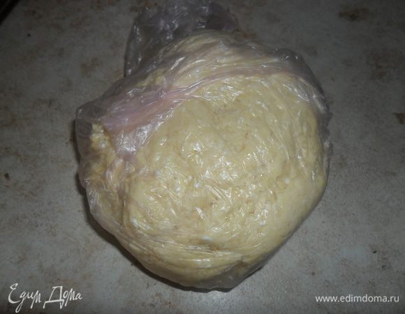 Все ингредиенты для теста смешать и завернув в пленку поставить в холодильник на 30 минут.