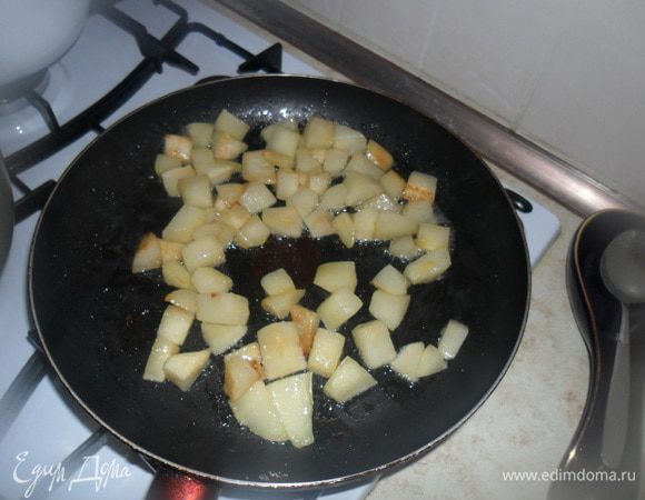 Пока тесто печется занимаемся грушами.  Груши очистить и нарезать кубиками.  В сковороду кинуть масло, растопить и добавить груши. Посыпать сахаром и карамелизировать. Долить коньяк и оставить на 5 минут на маленьком огне.