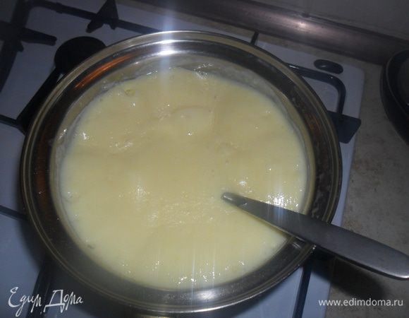 Теперь крем. В кастрюльку наливаем молоко и кидаем срезанную цедру с лимона. Пока молоко закипает смешиваем яйца, ванилин, сахар и муку и взбиваем до консистенции густой сметаны, можно при необходимости долить пару ложек холодного молока. Как молоко закипит, вынимаем цедру и тонкой струйкой вводим взбитую смесь. Все время помешивая даем закипеть. Готово.