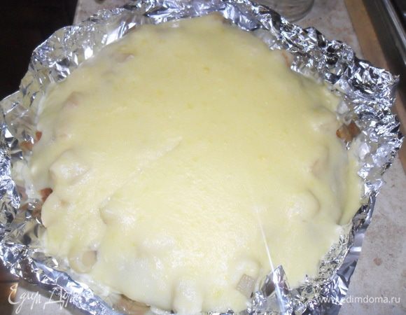 Собираем тарт. На тесто выкладываем  горячие груши, а сверху поливаем горячим кремом. Подождать пока тарт чуть остынет и еще на 2 часа в холодильник. 