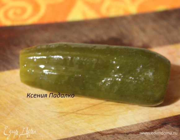 Для 1-й начинки, нам понадобится небольшой огурчик, который нужно нарезать мелкими кубиками.