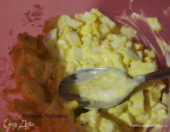 Для 2-й начинки, нужно сварить два яйца, остудить и нарезать мелкими кубиками, посолить, поперчить, добавить сметану и перемешать.