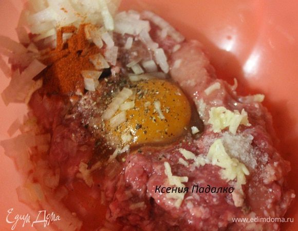 В фарш (у меня курино-говяжий) добавить яйцо, лук и чеснок мелко рубленные, паприку, тимьян, посолить и поперчить. Хорошо перемешать.