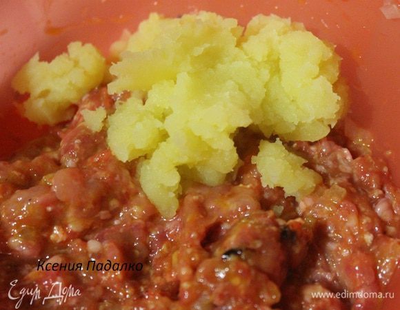 К фаршу добавить картофельное пюре и еще раз, хорошо все перемешать.