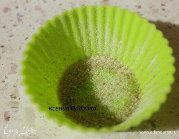 Силиконовые формочки смазать маслом и присыпать сухарями.