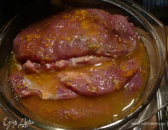 Маринуем: соль, розмарин,чеснок, перец, немного цедры апельсина и сок апельсина выжать. Оставляем на час в холодильнике.