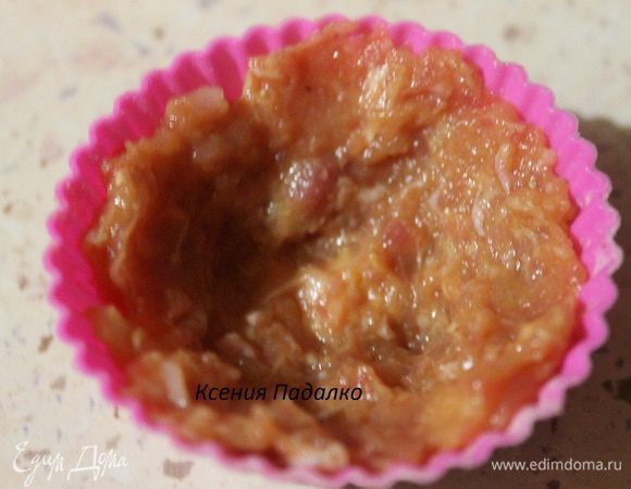 Выкладываем немного фарша в формочки, распределяя по бортикам и дну.