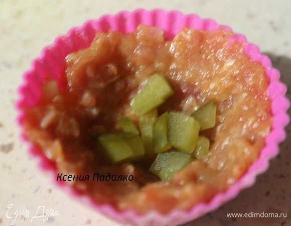 На дно мясных корзиночек выкладываем 0,5 ч.л. огурчиков.