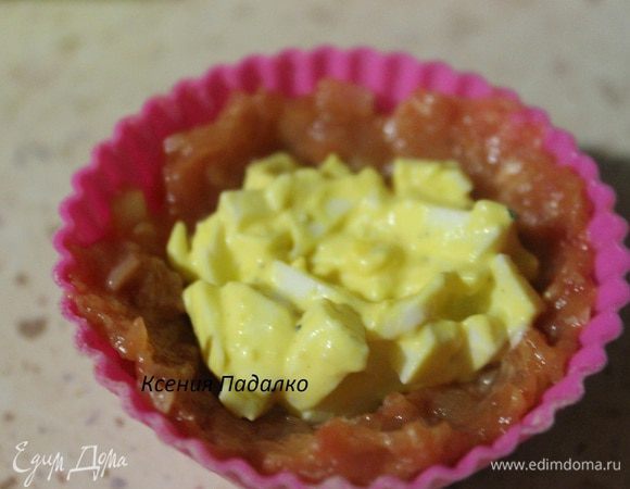 Потом кладем 1 ч.л. яичной начинки.