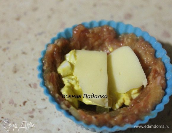 А сверху ломтик сыра. Запекаем в заранее разогретой до 190 градусов духовке 30-35 минут.