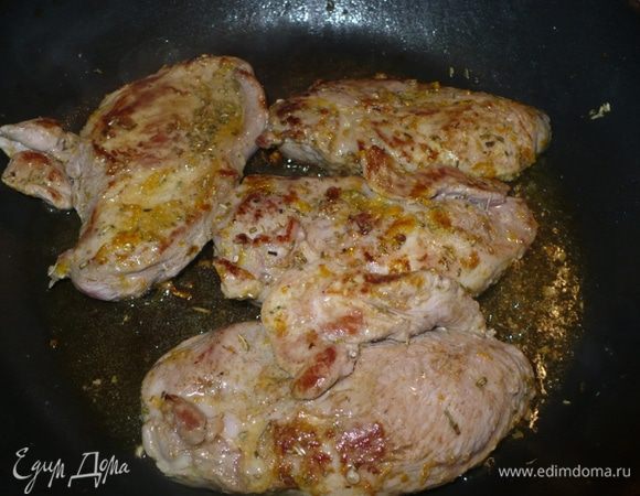На разогретой сковороде обжарить с двух сторон грудку.