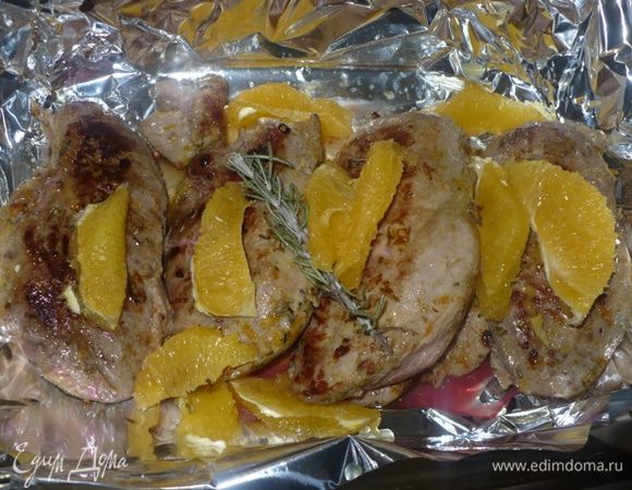 Перекладываем грудку в форму с фольгой, дольки апельсина, веточка розмарина, немного полить соком апельсина, можно соком из маринада. И в духовку на 200гр от 10-30 мин. В зависимости какая мощная духовка и кто как любит, может с кровью, вообще она должна быть немного красненькая внутри, но я запекла до готовности и она все равно была очень нежной, сочной и не пересушенной. 