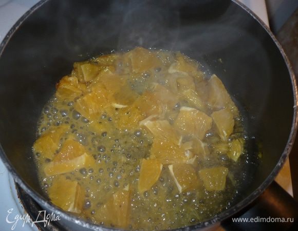 Готовим соус: в сотейник можно слить немного масло в котором обжаривали грудку, если оно не пригорелое только, кидаем мякоть апельсинов, немного выпариться.