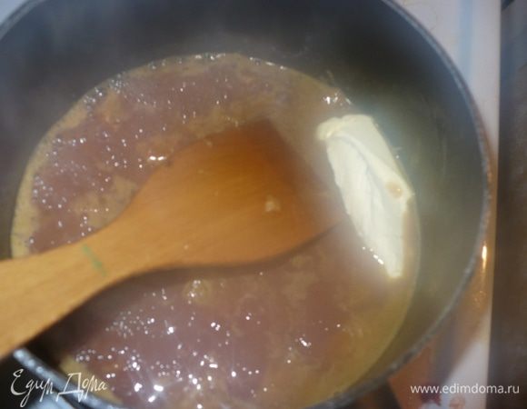 Вливаем вино, затем сок апельсина, и выпариваем. Сок с маринада тоже можно использовать для приготовления соуса. В конце добавляем 50 гр. сливочного масла и 1 ст. ложку меда, т.к. при выпаривание сладость ушла совсем и получается нет вкуса. Соус получается немного сладковатый и с прекрасным ароматом. 