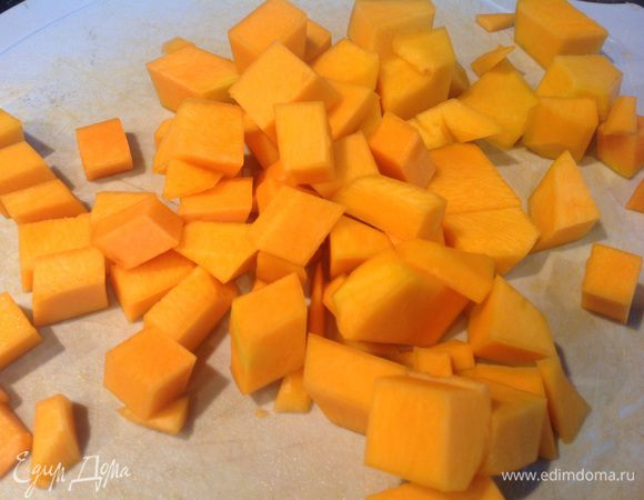 Тыкву очистите, удалите семена, и тоже нарежьте кубиками и разложите по горшочкам.
