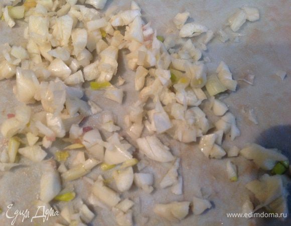 Очистите чеснок, мелко порубите.