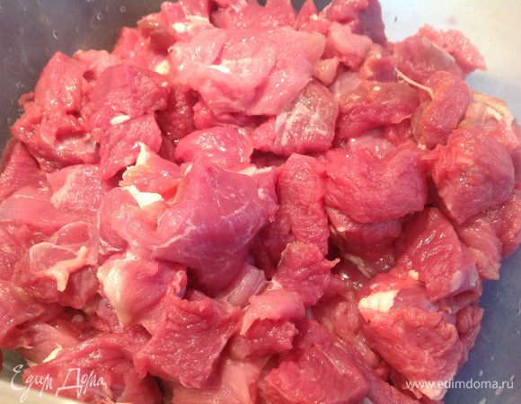 Баранину нарежьте небольшими кусочками. 