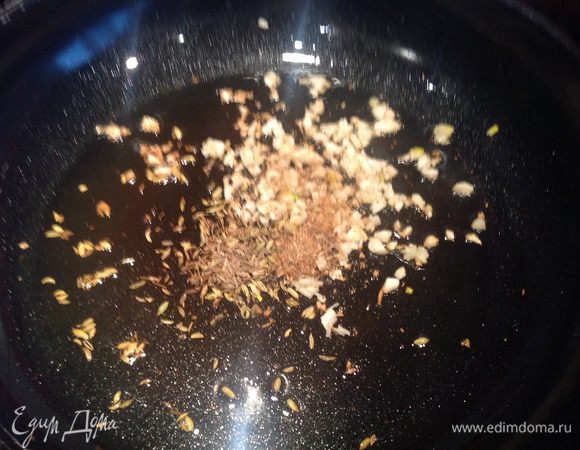 На разогретую сковороду налейте 1 ст л растительного масла, добавьте чеснок, фенхель, кориандр, зиру. 